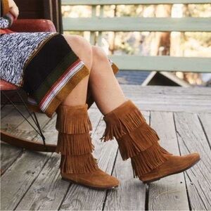 Minnetonka 3-Layer Fringe Boots Size 8